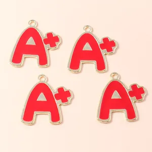Set di 4 ciondoli A+ in smalto rosso e lega dorata per creazione di gioielli fai da te