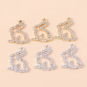 Macro detail van gouden en zilveren konijn hangers met glinsterende strass steentjes