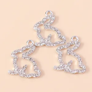 Drie zilverkleurige konijnenhangers met heldere strass steentjes en ophangogen