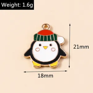 Makroansicht des Weihnachts-Pinguin-Anhängers mit Maßen von 21 mm Höhe und 18 mm Breite