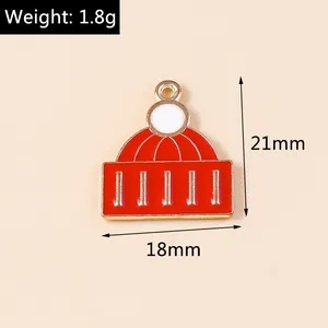 Detailansicht eines roten Weihnachtsmützen Emaille Anhängers mit 21mm x 18mm Maßen