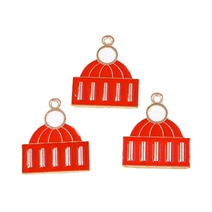 Set mit drei rot-weißen Emaille-Weihnachtsmützen-Anhängern aus vergoldeter Legierung für DIY