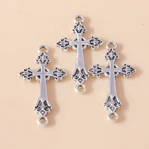 Pendentifs croix celtiques en argent vieilli avec doubles boucles et gravures baroques