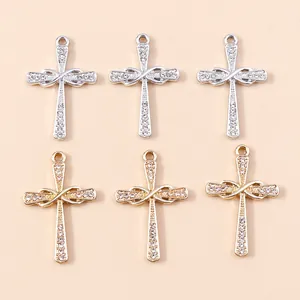 Detailansicht silberner und goldener Kreuzanhänger mit Kristallknoten für DIY-Schmuck
