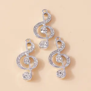 Tres colgantes de clave de sol plateados con pedrería para creación de joyas y collares DIY