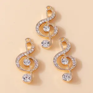 Tres colgantes de clave de sol dorados con diamantes de imitación para joyería DIY