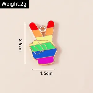 Vista macro del ciondolo a mano arcobaleno con dimensioni di 2,5 cm di altezza e 1,5 cm di