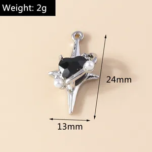 Détail macro d'un pendentif étoile Y2K avec cœur noir et accents de fausses perles