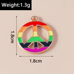 Detail van regenboog vredesteken hanger met 1,8 cm diameter en een gewicht van 1,3 g