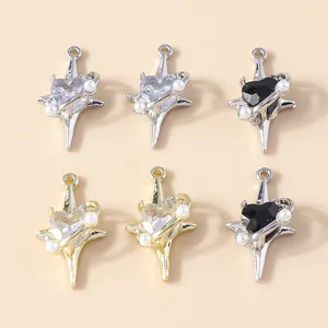 Détail macro de pendentifs cœur en cristal avec perles et cadre étoile du Nord en métal