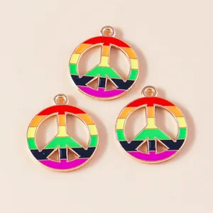 Detail van kleurrijke regenboog vrede symbool bedeltjes met vergulde randen voor DIY sieraden