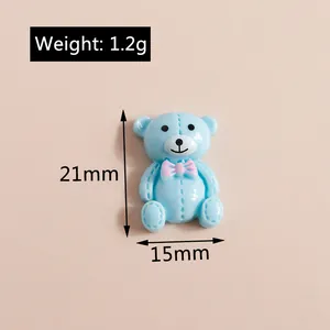 Détail du pendentif ours bleu clair avec nœud rose montrant les dimensions 21x15mm