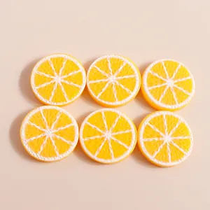 Macro-opname van realistische hars sinaasappelschijfjes met textuur voor DIY-werk