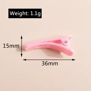 Dettaglio molletta per capelli in resina rosa con misure di 36 mm di lunghezza e 15 mm