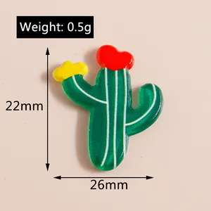 Dettaglio macro di un ciondolo cactus in resina 22x26mm con fiore a cuore per fai da te