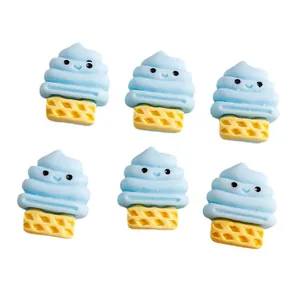 Set di sei ciondoli in resina a forma di cono gelato blu con sorrisi per creazioni DIY