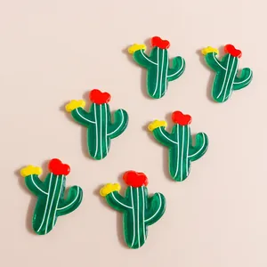 Set di sei ciondoli a forma di cactus in resina con cuori rossi e fiori gialli per fai-da-te