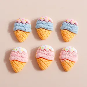 Detail van schattige hars cartoon ijsjes voor DIY-knutselen en haaraccessoires