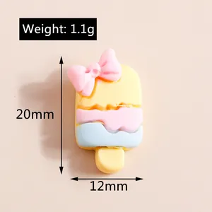 Détail d'une mini breloque glace en résine de 20mm x 12mm pour décorations artisanales