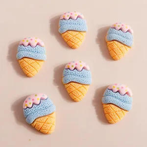 Platliggende weergave van schattige hars ijsjes voor DIY-knutselen en accessoires