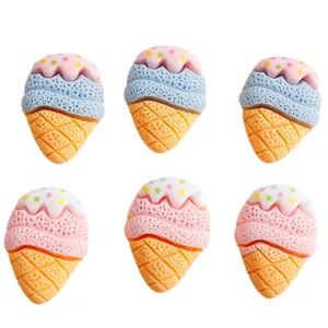 Detail van schattige hars ijsjes bedeltjes in roze en blauw voor DIY haaraccessoires