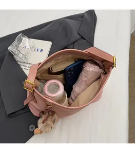 Vue détaillée de l'intérieur d'un sac hobo rose matelassé avec grande capacité