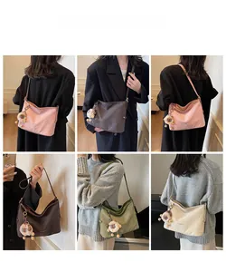 Détail de sacs à bandoulière matelassés en quatre couleurs avec breloques alpaga