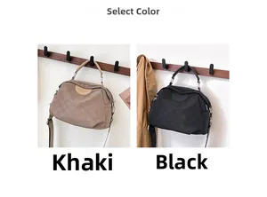 Sacs bandoulière en nylon kaki et noir avec motifs monogrammes sur un crochet en bois