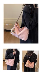 Sac bandoulière rose matelassé avec breloque agneau et détails métalliques