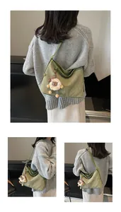 Détail du sac bandoulière vert matelassé avec logo et pendentif mouton en peluche