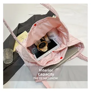 Interno dettagliato della borsa trapuntata rosa con spazio per tablet e prodotti di bellezza