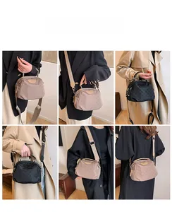 Vues multiples des sacs à bandoulière en nylon beige et noir avec motifs monogrammes