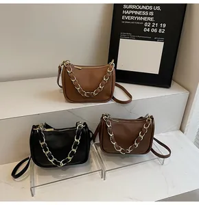 Détail de sacs bandoulière en caramel, noir et café avec cuir texturé et chaîne dorée