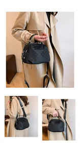 Détail du sac bandoulière en nylon noir avec imprimé logo EUB et détails argentés