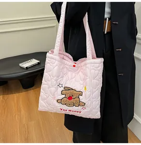 Dettagli della borsa tote rosa trapuntata con ricamo di animale in peluche e bottone automatico