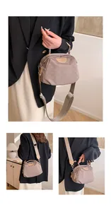 Détail du sac bandoulière en nylon kaki clair avec logo et large bandoulière