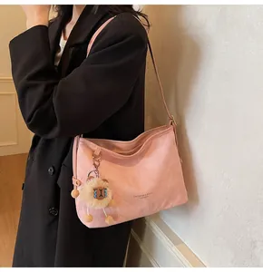 Gros plan du sac cabas rose matelassé avec charme lion en peluche et logo de mode chic