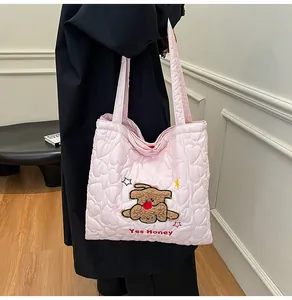 Dettaglio della borsa tote trapuntata rosa con ricamo a forma di cucciolo e scritta Yes Honey