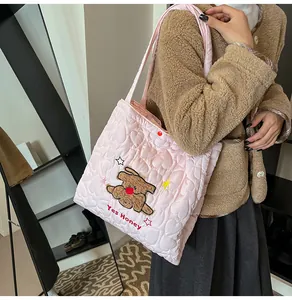 Dettaglio della borsa rosa trapuntata a cuore con toppa a cucciolo e ricamo Yes Honey