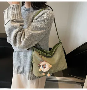 Détail du sac fourre-tout matelassé vert avocat avec breloque agneau sur la bandoulière