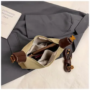 Vista interior del bolso bicolor con espacio para el móvil, labial y objetos diarios
