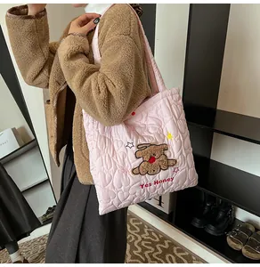 Dettaglio della borsa tote rosa trapuntata con motivo a cuore e ricamo di cucciolo