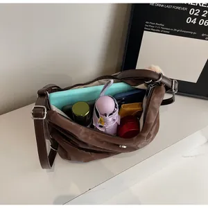 Braune Nylon-Tragetasche mit viel Platz für Tablet, Schirm und Kosmetik im Inneren