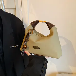 Bolso de Axila de Cuero de PU Vintage para Mujer Moda Forma de Bola de Masa Bolso de Hombro Bandolera Con Colgante de Campana Tejida Bolso de Mano de Color Sólido