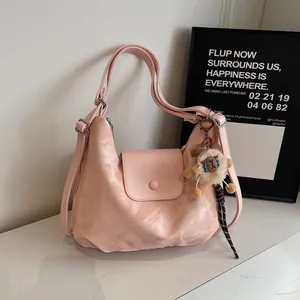 Damen Großraum PU Leder Tragetasche Vielseitiger Schulter Rucksack Für Pendeln Reisen Mit Plüsch Schaf Schlüsselanhänger