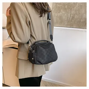 Détail du sac à bandoulière en nylon noir imperméable avec monogramme et double fermeture