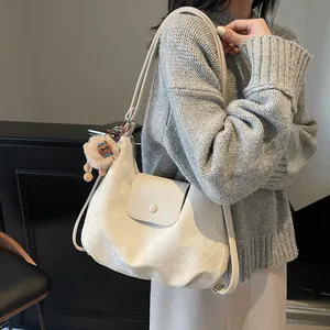 Schicke beige Tragetasche mit großer Kapazität und Plüschlöwen-Anhänger in Lifestyle-Szene