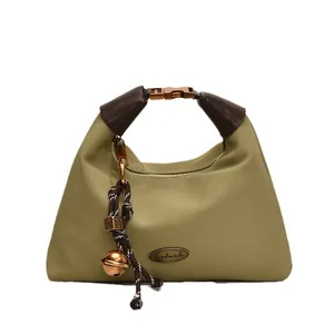 Bolso hobo verde oliva con asa de cuero marrón oscuro y cierre de hebilla metálica