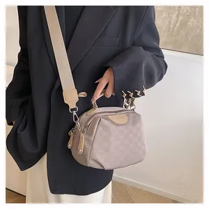 Détail du sac bandoulière en nylon avec motif jacquard et large bandoulière réglable