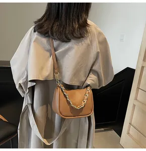 Sac bandoulière en cuir grainé marron avec chaîne dorée et bandoulière réglable